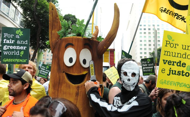 Ativistas marcham no centro do Rio contra a mercantilização. Manifestação é organizada por diversos movimentos sociais | Vanderlei Almeida/AFP