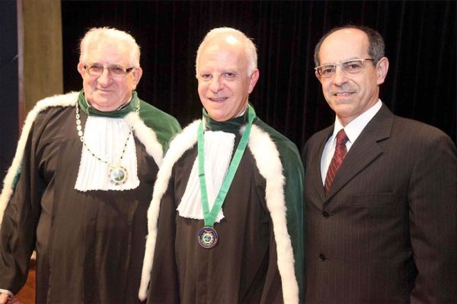 O empresário Miguel Krigsner (ao centro) recebeu na última sexta-feira a Medalha Acadêmico Ary de Christan da Academia Paranaense de Medicina. Formado em Farmácia e Bioquímica, o fundador e atual presidente do Conselho de Administração do Grupo Boticário foi o primeiro homenageado sem graduação médica. Com ele na foto, os presidentes da Academia, Hélio Germiniani (à esq.), e da Associação Médica do Paraná, João Carlos Baracho | Gisele Koprowski