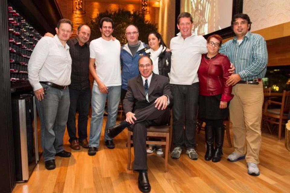 O escritor e editor Eduardo Sganzerla (sentado) com os chefes de cozinha Marcus Biazetto, Celso Freire, Beto Madalosso, Ricardo Filizola, Manu Buffara, Junior Durski, Eva dos Santos e Délio Canabrava (da esq. para a dir.), que vão lançar um livro conjunto com suas receitas | Celso Pilati