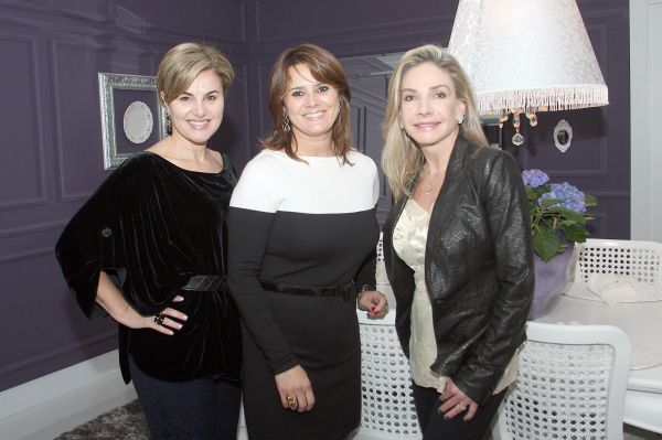 A presidente da Associação Alírio Pfiffer, Bettina Muradás (à esq.), e a ex-presidente Cristiane Mocellin (à dir.) com a arquiteta Viviane Tabalipa no brunch solidário realizado domingo na Casa Cor Paraná em prol da ala infantil do setor de transplante de medula óssea do Hospital de Clínicas | Mauro Campos