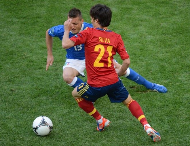 David Silva busca o drible diante de Giaccherini |