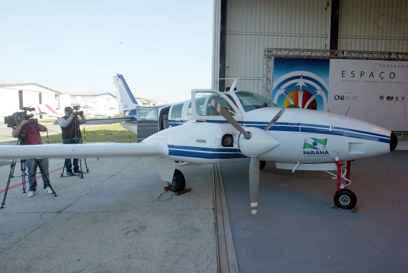 A aeronave de modelo Beechcraft Baron 58 foi fabricada no início da década de 70 e comporta seis pessoas, sendo dois tripulantes e quatro passageiros. Segundo a Secretaria de Estado e Segurança Pública, ela está pronta para uso | Anderson Tozato/Tribuna do Paraná