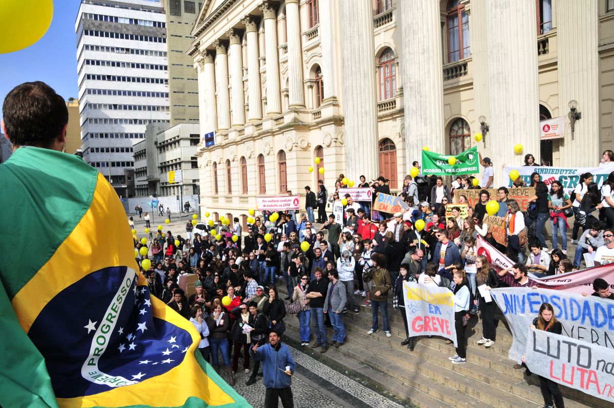 O objetivo do ato é apresentar a população quais são os motivos da greve | Daniel Caron / Gazeta do Povo