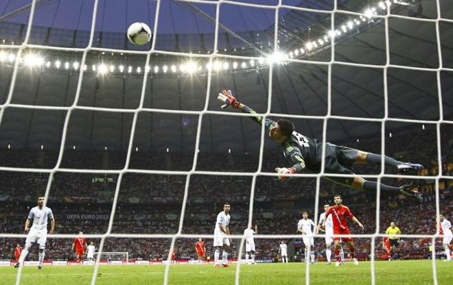 Goleiro Sifakis, da Grécia, salta para fazer defesa contra a Rússia | 
