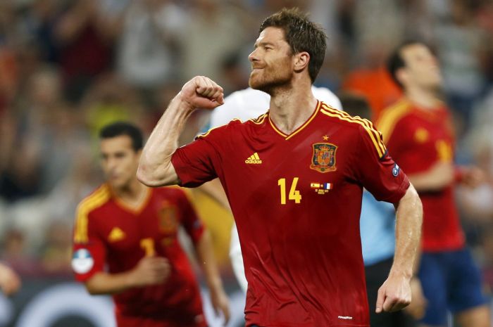 Xabi Alonso ncomemora o gol de pênalti que decretou a vitória espanhola por 2 a 0 sobre a França | Charles Platiau/Reuters