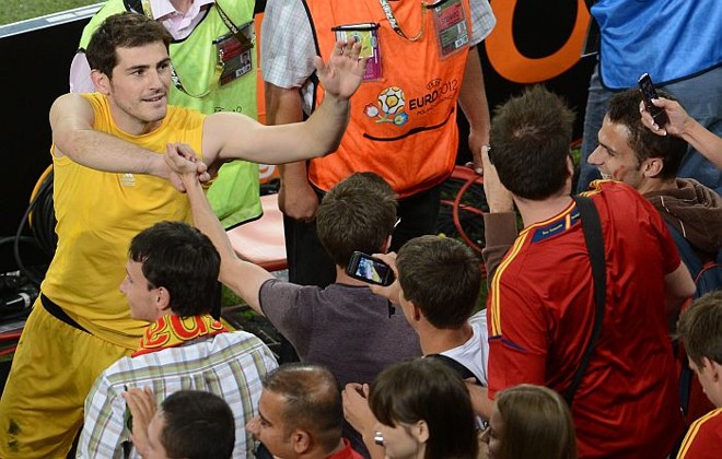 Goleiro Casillas cumprimenta torcedores espanhóis após a classificação à final da Eurocopa |