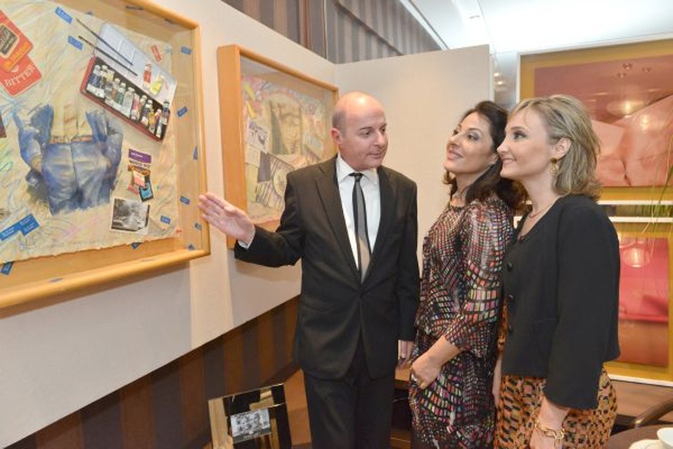 Carlos Eduardo Zimmermann é o homenageado no ambiente Estar do Artista, das arquitetas Cristiane Maciel (ao centro) e Sony Luczyszyn na Casa Cor Paraná. Na foto, ele confere o espaço, decorado com várias obras suas, de diferentes fases, durante a festa de abertura da mostra | Marcelo Stammer