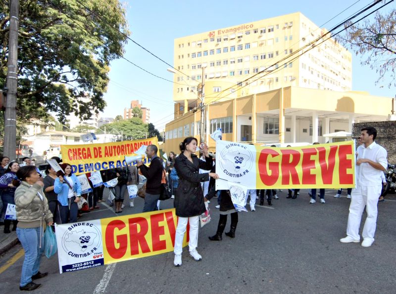 Cerca de 50 trabalhadores protestaram em frente do hospital | Aniele Nascimento/ Gazeta do Povo