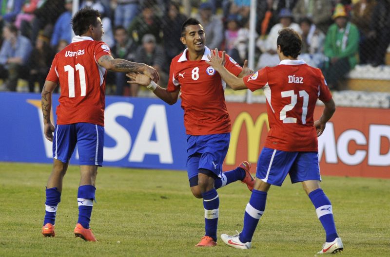 Arturo Vidal comemora seu gol na vitória do Chile sobre a Bolívia | AFP
