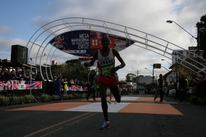 Chegada do queniano Hillary Kipgetich Kibet, vencedor da prova masculina |