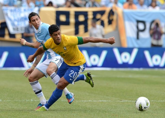 Hulk disputa jogada com Di María | 