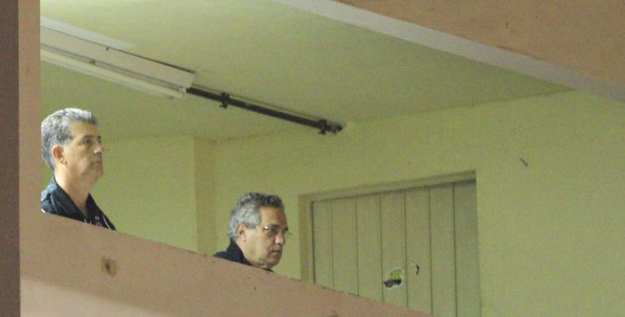 Ricardo Drubsky (à esquerda) assistiu à partida com o Goiás do camarote do Caranguejão: técnico espera ter reforços no Atlético | Antonio Costa / Gazeta do Povo