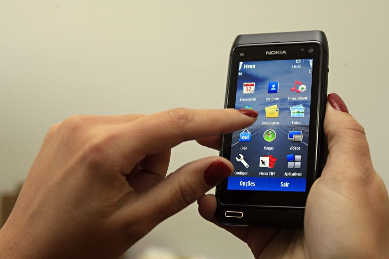 Apenas 17% dos brasileiros que têm celular utilizam a internet no aparelho | Priscila Forone/ Gazeta do Povo