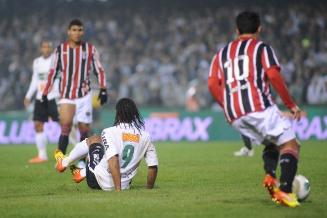 Everton Costa não conseguiu criar muitas chances de gol |