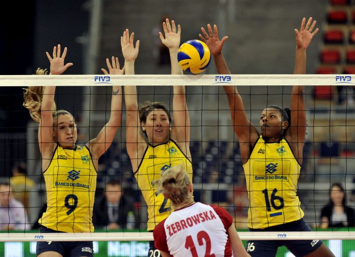 Brasileiras montam bloqueio triplo contra o ataque polonês | FIVB