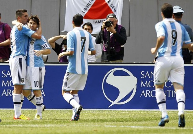 Argentinos comemoram gol de Messi | 