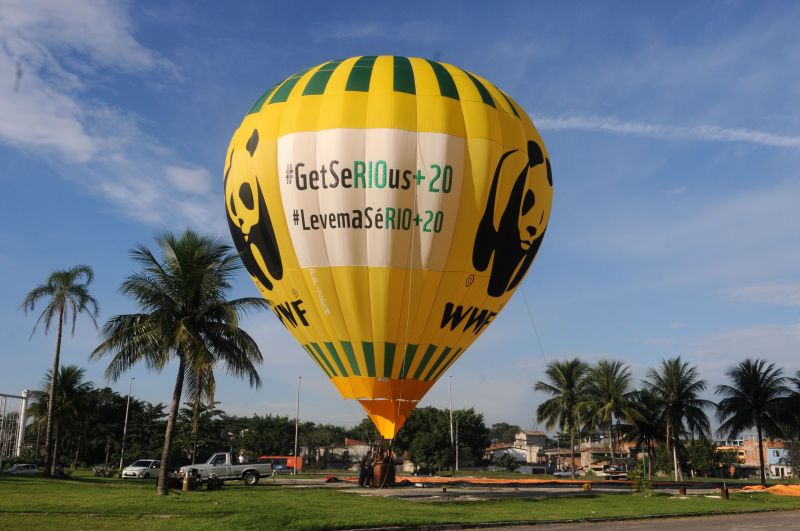 Balão da ONG WWF-Brasil foi impedido de ser colocado próximo ao Riocentro por causa das restrições do espaço aéreo do Rio de Janeiro | AFP PHOTO / ANDRE DURAO