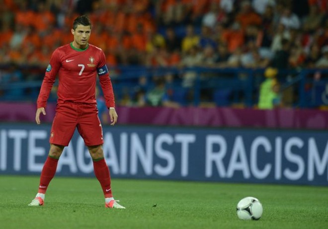 Cristiano Ronaldo se prepara para cobrança de falta na partida contra a Holanda | 