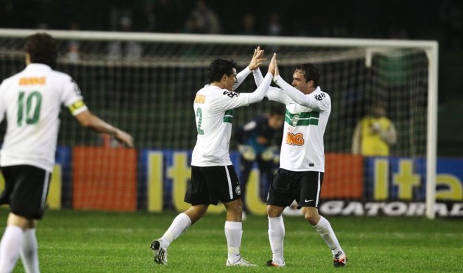 Ayrton comemora o gol do Coritiba com Willian |
