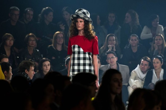 Alexandre Herchcovitch trouxe o xadrez preto-e-branco, padronagem característica do frio, para os looks de verão |