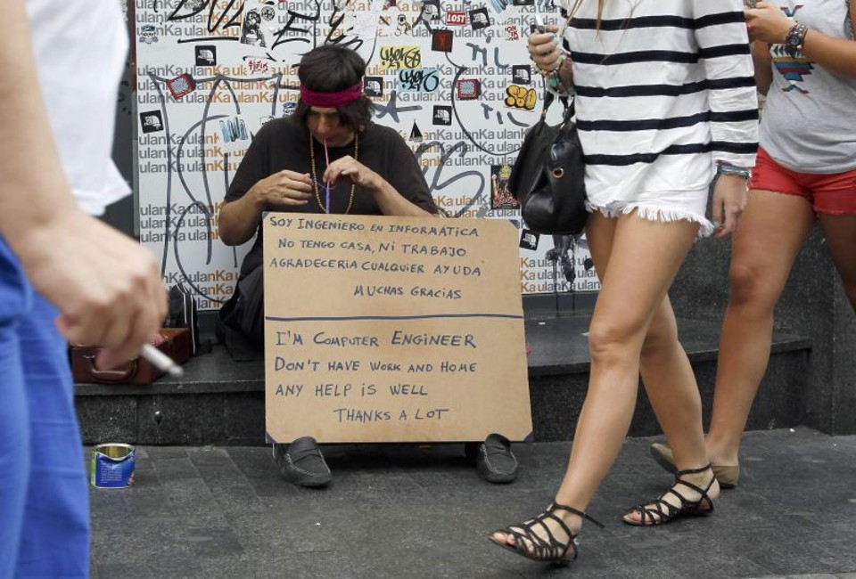 Engenheiro de computação em calçada de Madri: desemprego na Espanha passa de 24% | Andrea Comas/Reuters