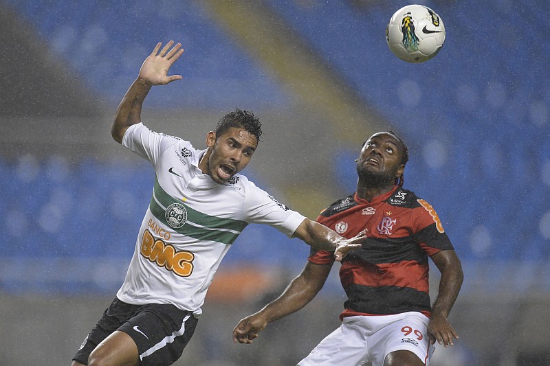 Vagner Love, marcado por Demerson na jogada, foi responsável pelo primeiro gol flamenguista no Engenhão | Alexandre Loureiro / Vipcomm
