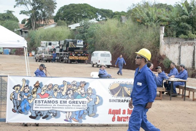 Sem acordo com sindicato patronal, funcionários da CR Almeida suspenderam obra em Maringá | Ivan Amorin/ Gazeta do Povo