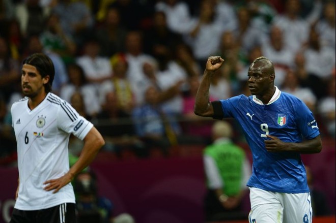 Balotelli marcou os dois gols italianos no duelo com a Alemanha | 