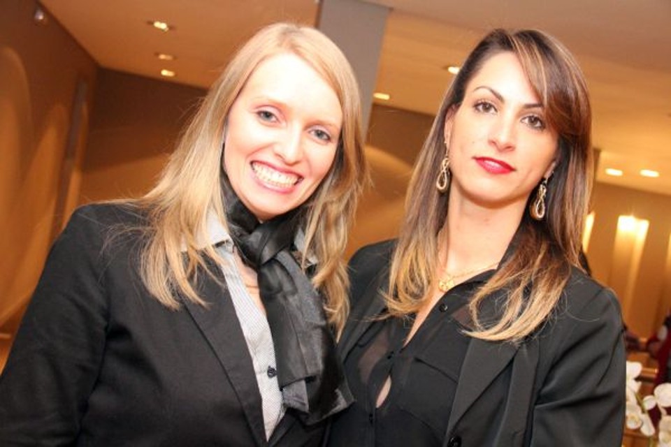 As empresárias Birgit Keller (à esq.) e Solange Emerick marcaram presença no Workshop Magnífica no Slaviero Full Jazz. O evento, realizado pela coach Karina Reis, foi só para mulheres | Fernando Smak