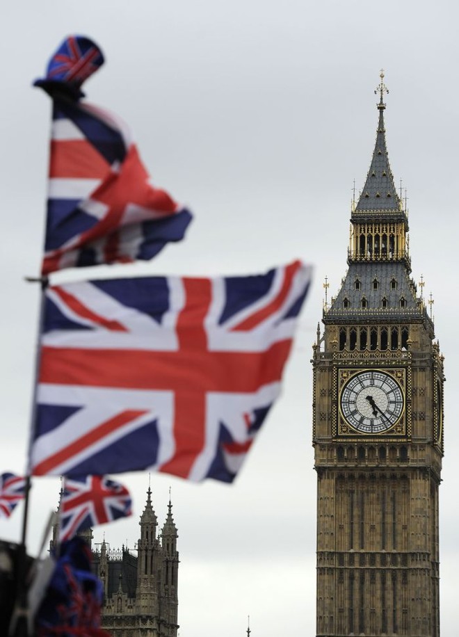 Bandeira britânica tremula diante do Big Ben a um mês dos Jogos Olimpícos de Londres | 