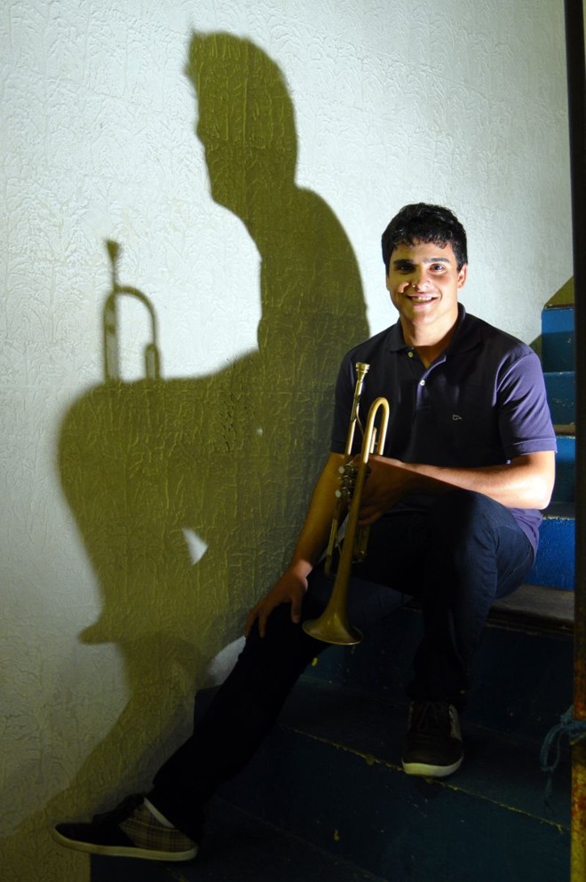 Cristofer Skorie já foi aluno de Max em uma fanfarra e hoje estuda música e auxilia o maestro |