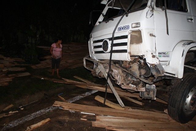 Caminhão invadiu a pista contrária e bateu de frente com a van que transportava 16 passageiros | Vanessa Teixeira / Notícias Policiais