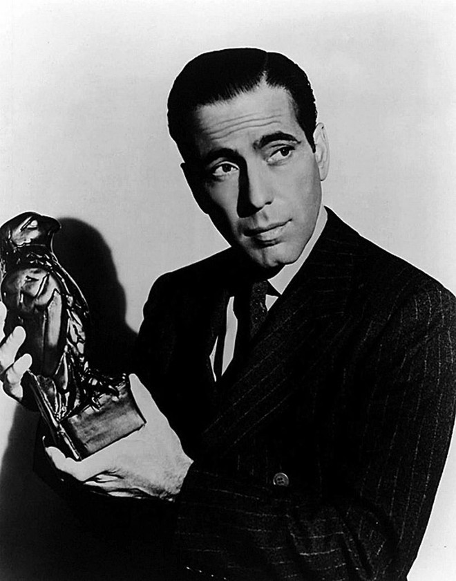 5) Sam Spade -Fruto da imaginação do escritor norte-americano Dashiell Hammett (1894-1961), tornou-se o protótipo do detetive da literatura policial noir nas páginas de O Falcão Maltês (1930). Durão, capaz de falar o linguajar das ruas e sempre de chapéu e sobretudo, foi imortalizado porHumphrey Bogart (foto)na versão para o cinema do romance, Relíquia Macabra (1941), de John Huston. |