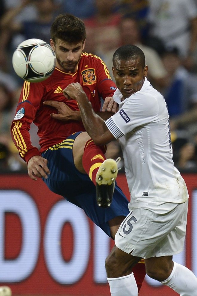 Disputa de bola na defesa espanhola |