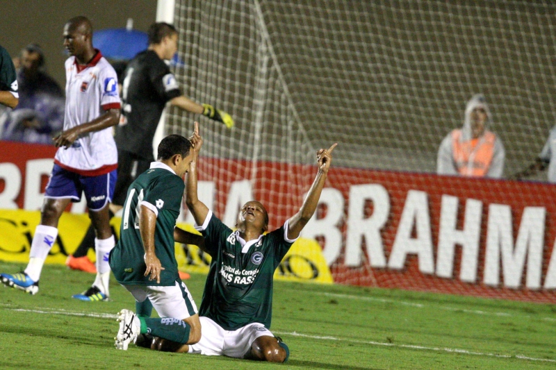 Vítor aponta para o céu e agradece por ter marcado o segundo gol do Goiás: revés em Goiânia mantém o time na ZR | Carlos Costa/ Futura Press