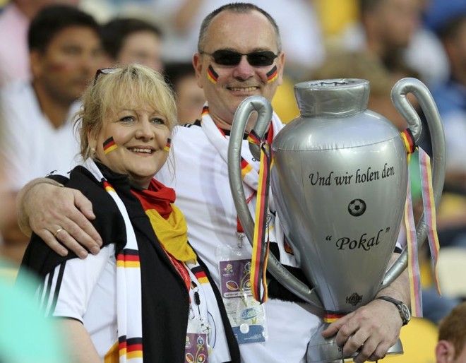 Casal alemão com réplica da taça da Euro | 