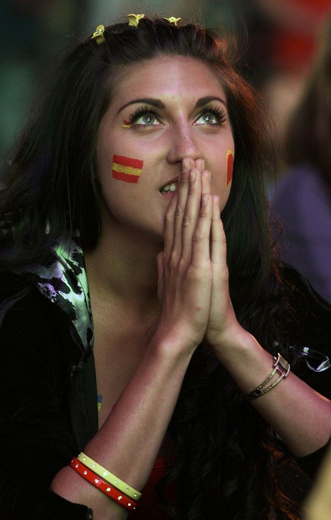 Torcedora espanhola acompanha a Fúria diante de Portugal no estádio em Donetsk |
