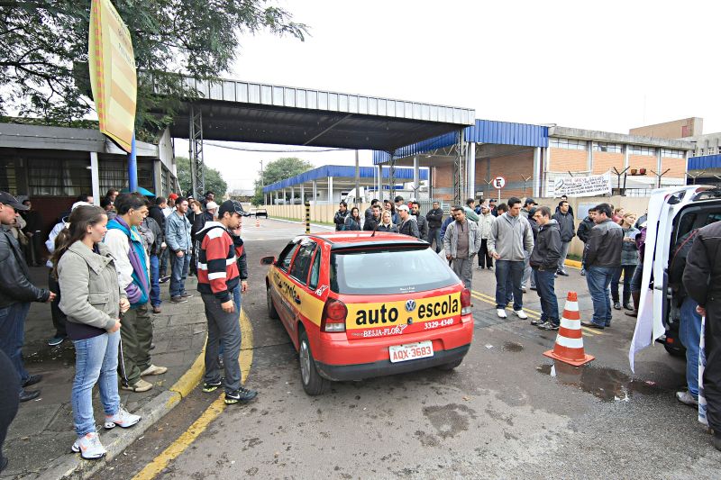 Grevistas se manifestaram em frente ao Detran, na capital: testes terão de ser reagendados | Ivonaldo Alexandre/ Gazeta do Povo