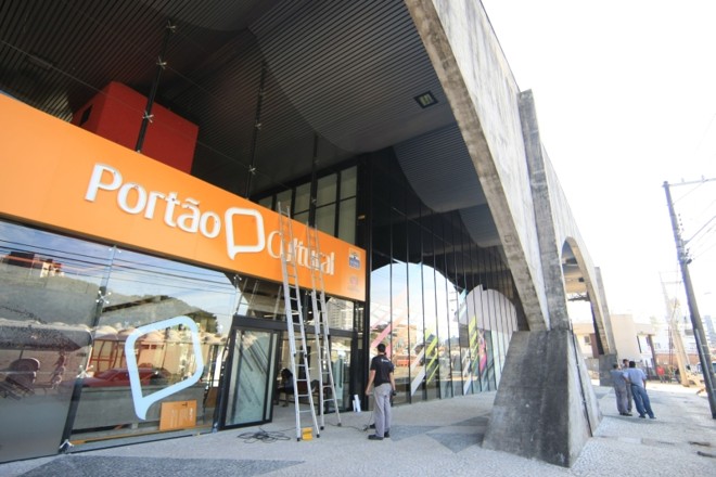 A placa nova na fachada anuncia o 