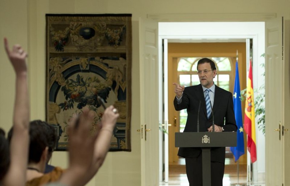 Premiê espanhol Mariano Rajoy responde a jornalistas durante coletiva de imprensa neste domingo | AFP PHOTO/ DANI POZO