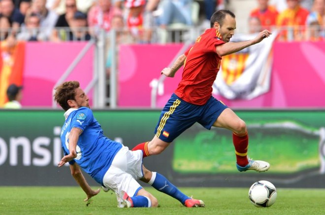 Iniesta passa por Marchisio |