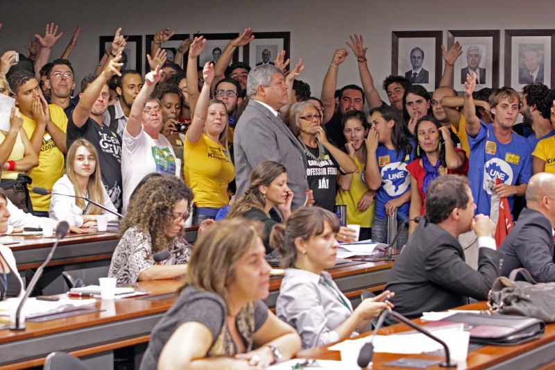 Estudantes lotaram a sala onde ocorria a reunião da comissão | André Coelho / Agência O Globo