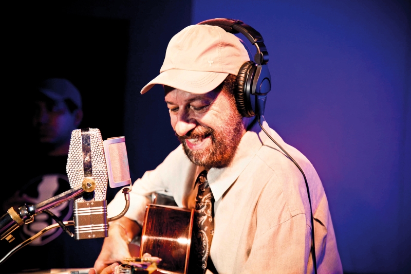 O repertório foi todo gravado ao vivo, em estúdio, com convidados como Chico Buarque, João Donato e Milton Nascimento | Joana Mendonça/Divulgação