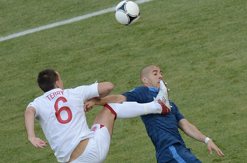 Terry e Benzema disputam jogada em Donetsk: Inglaterra dificultou bastante as finalizações francesas | Carl de Souza / AFP