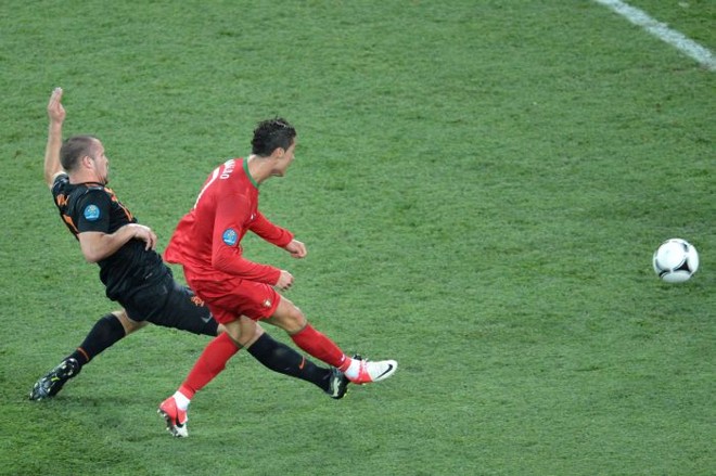 Cristiano Ronaldo chuta rasteiro para marcar o primeiro gol português contra a Holanda | 