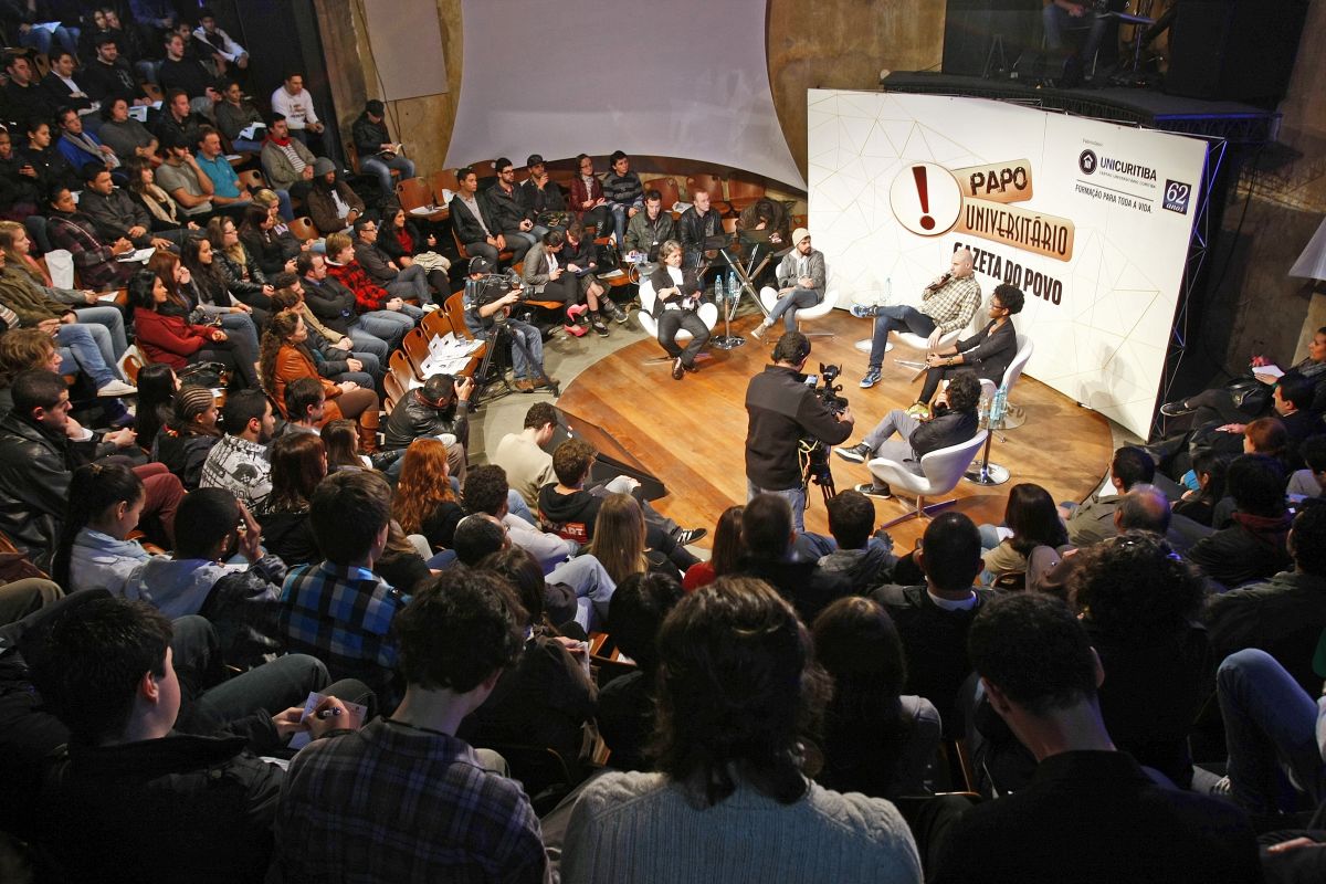 Na roda de debates do Papo Universitário, Paulo Juk, Rodrigo Lemos, LuigiPoniwass (jornalista mediador), Karol Conká e Heitor Humberto | Hugo Harada / Gazeta do Povo