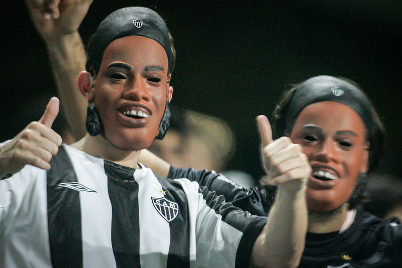 Torcedores do Galo usam máscara de Ronaldinho Gaúcho na estreia do jogador em Belo Horizonte | Bruno Cantini/Atlético-MG
