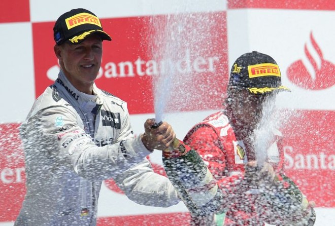 Chuva de champagne para comemorar vitória de Alonso e pódio de Schumacher | 