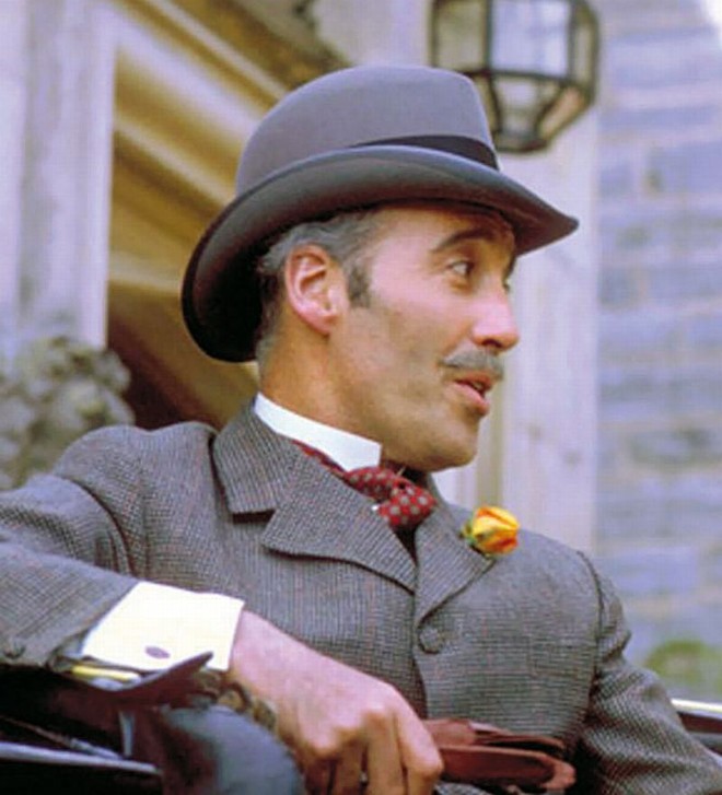 1) Sherlock Holmes- Personagem criado pelo escritor britânico Arthur Conan Doyle (1859-1930), o detetive algo minsantropo, cuja capacidade de dedução o permitia solucionar os crimes mais intrincados, é o