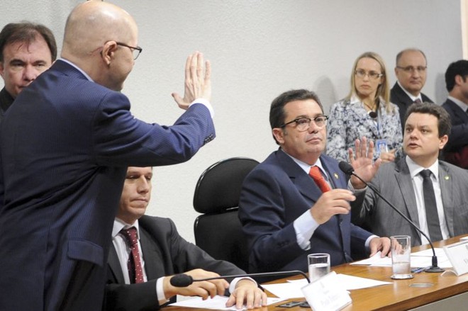 Demóstenes deixou a CPMI após a sessão ser encerrada devido ao bate-boca entre parlamentares da comissão |